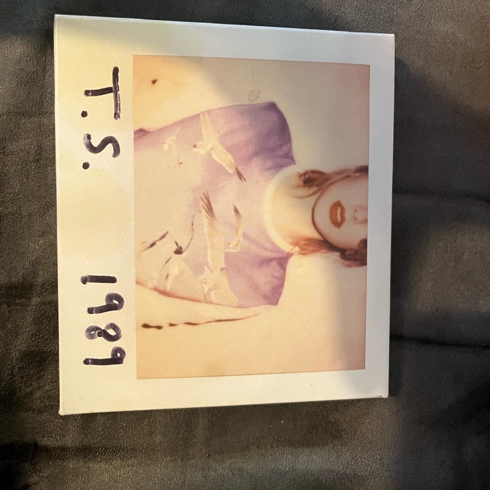 Taylor Swift CD 1989 with photo cards